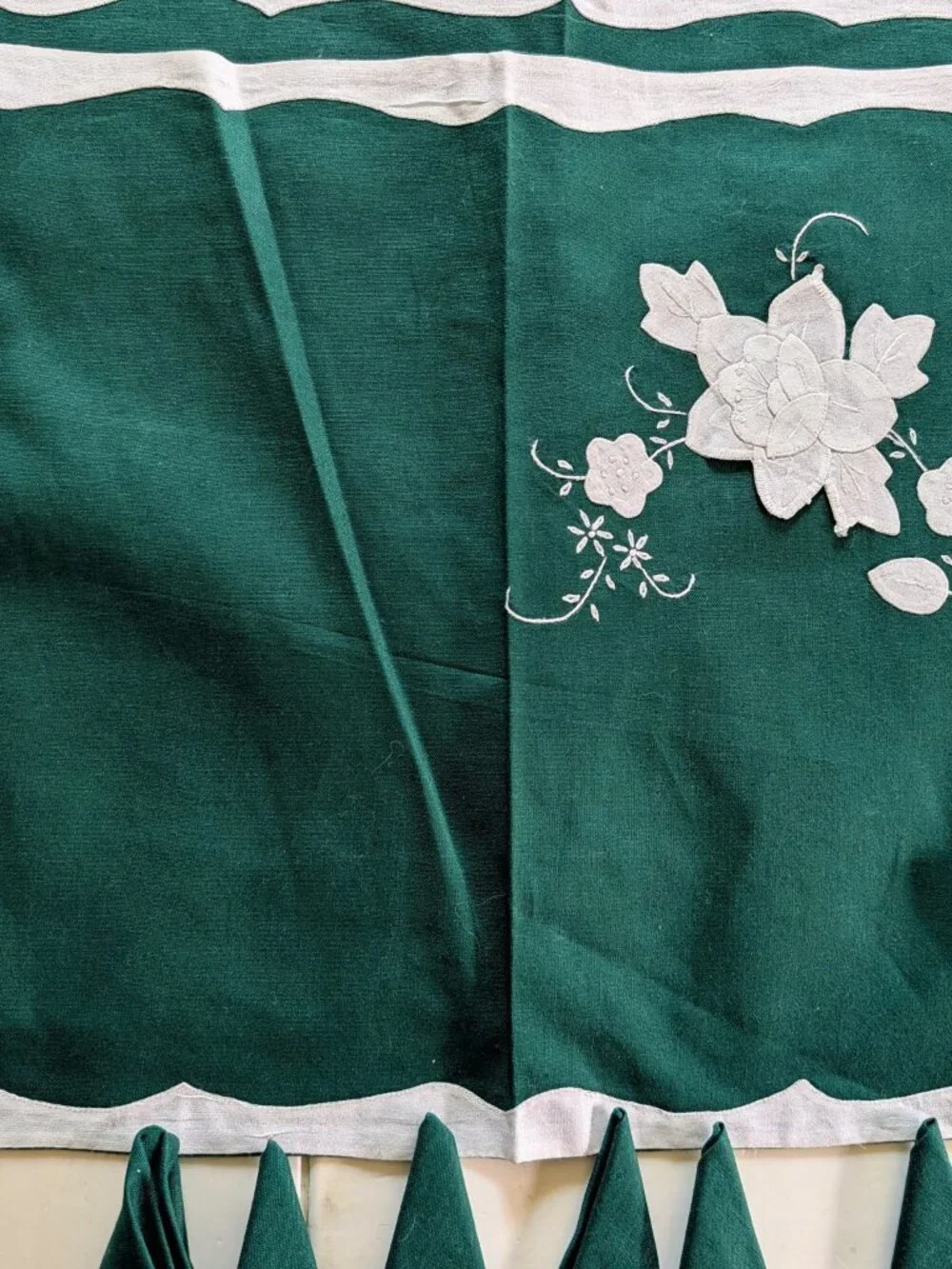 VTG Set of 6 Green Floral Applique Placemats & Napkins White Scalloped NOS